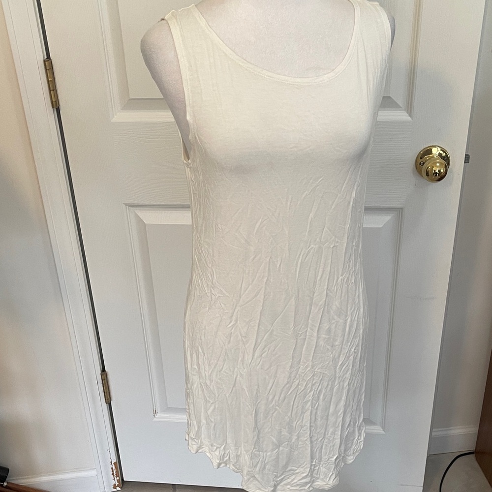 Women's Logo Cream Scoop Neck Sleeveless Tunic Top. Size m